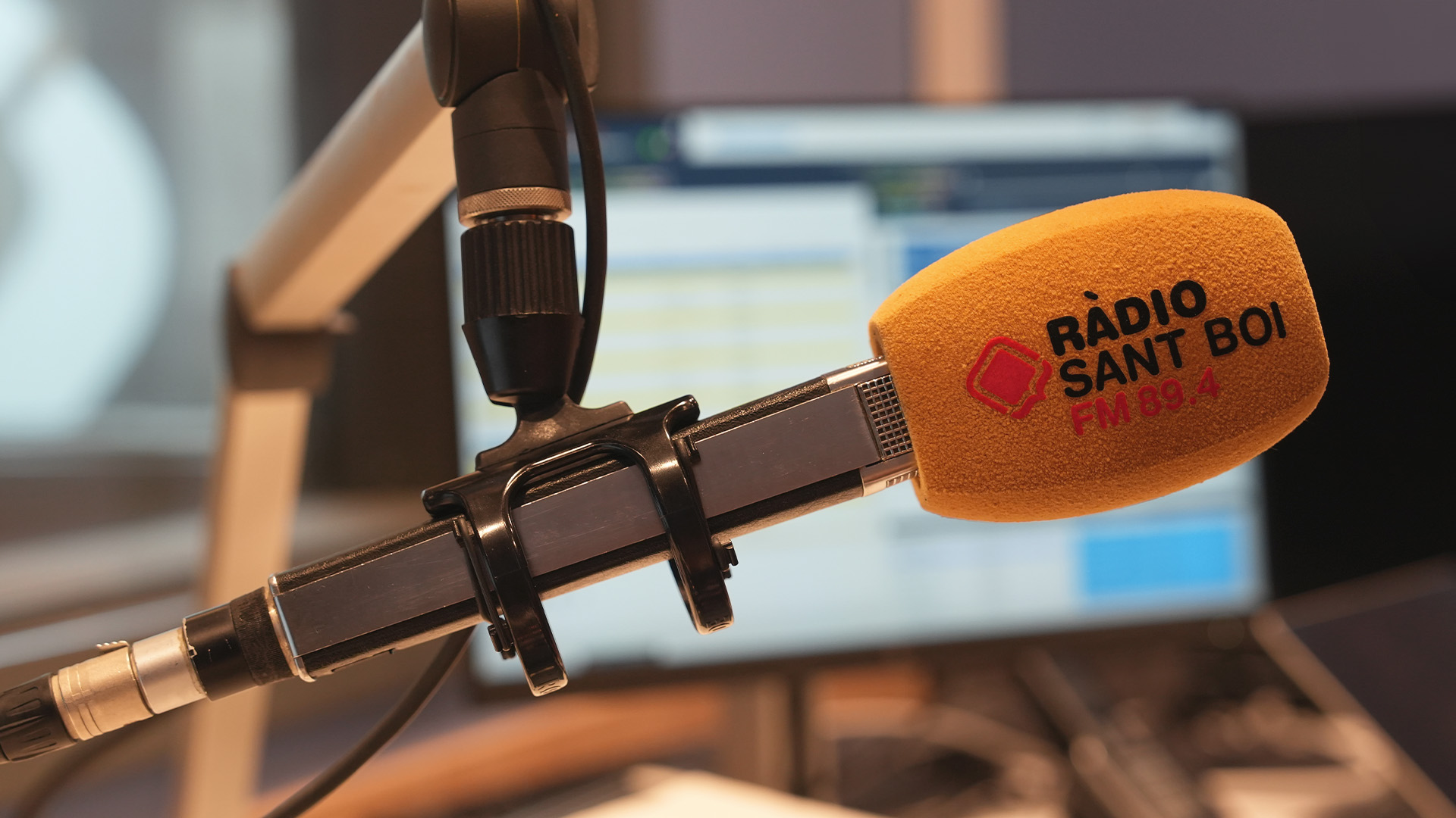 Micrófono de Ràdio Sant Boi, colaboración de Copy Art con la radio local